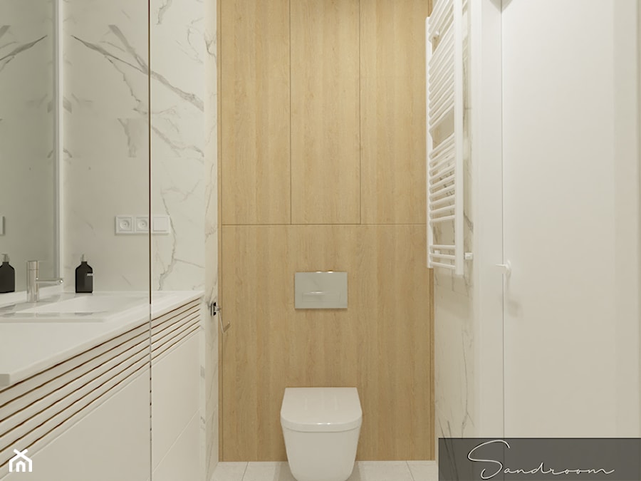 Łazienka z drewnianą zabudową za WC, wieloma ukrytymi szafkami oraz marmurowymi płytkami - zdjęcie od sandroom