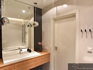Czarno-biała łazienka ocieplona drewnem - zdjęcie od sandroom