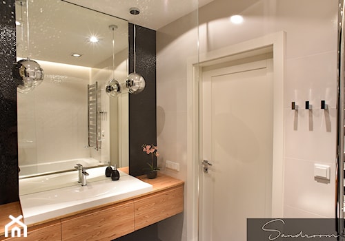 Czarno-biała łazienka ocieplona drewnem - zdjęcie od sandroom