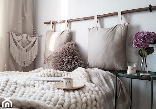 Świątecznie z Oliv. - Mała biała sypialnia, styl skandynawski - zdjęcie od oliv.home