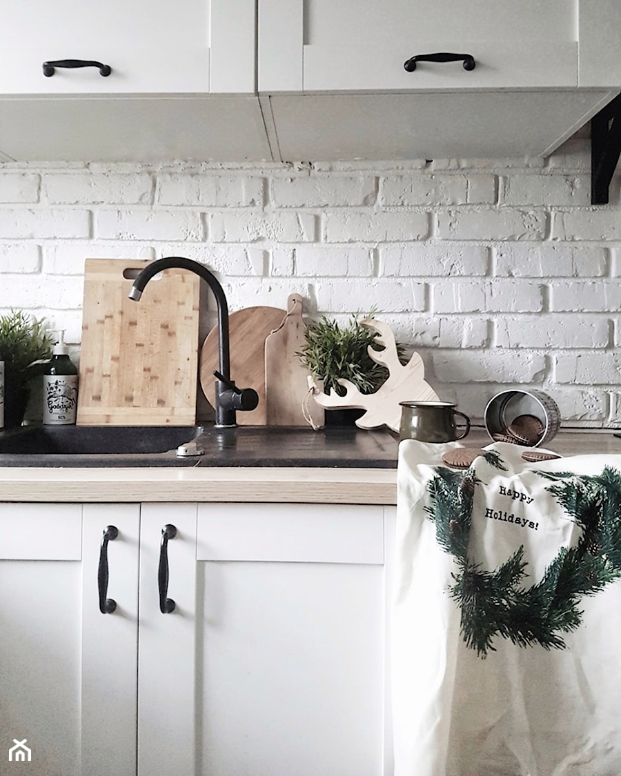 Świątecznie z Oliv. - Mała biała z nablatowym zlewozmywakiem kuchnia jednorzędowa, styl skandynawski - zdjęcie od oliv.home