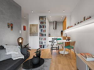 Mieszkanie dla singla - Średni biały szary salon z kuchnią z jadalnią z bibiloteczką - zdjęcie od Kąty Proste - Fotografia Wnętrz i Architektury