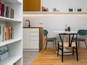 Mieszkanie dla singla - Mała biała jadalnia w kuchni - zdjęcie od Kąty Proste - Fotografia Wnętrz i Architektury