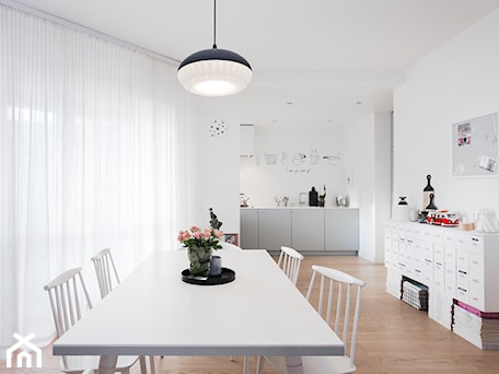 Aranżacje wnętrz - Jadalnia: Mieszkanie w stylu skandynawskim - Średnia biała jadalnia jako osobne pomieszczenie - Kąty Proste - Fotografia Wnętrz i Architektury. Przeglądaj, dodawaj i zapisuj najlepsze zdjęcia, pomysły i inspiracje designerskie. W bazie mamy już prawie milion fotografii!