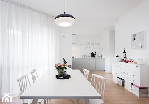 Mieszkanie w stylu skandynawskim - Średnia biała jadalnia jako osobne pomieszczenie - zdjęcie od Kąty Proste - Fotografia Wnętrz i Architektury