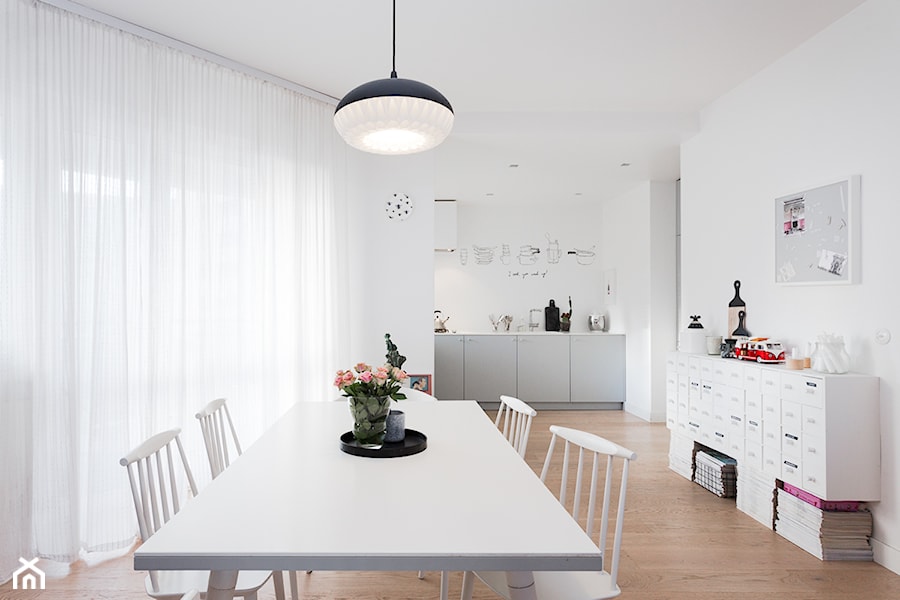 Mieszkanie w stylu skandynawskim - Średnia biała jadalnia jako osobne pomieszczenie - zdjęcie od Kąty Proste - Fotografia Wnętrz i Architektury