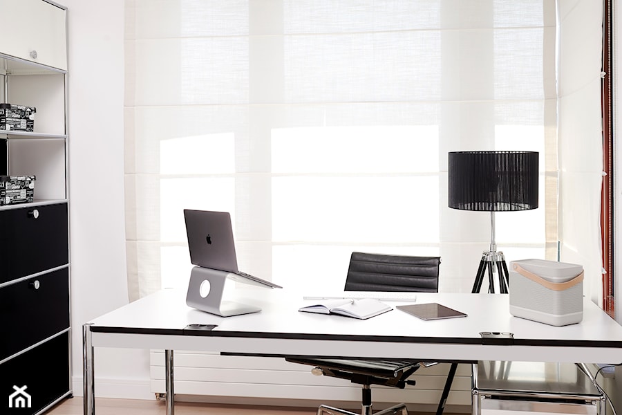 SHOWROOM OCHOTA - Małe białe biuro, styl minimalistyczny - zdjęcie od RuSE