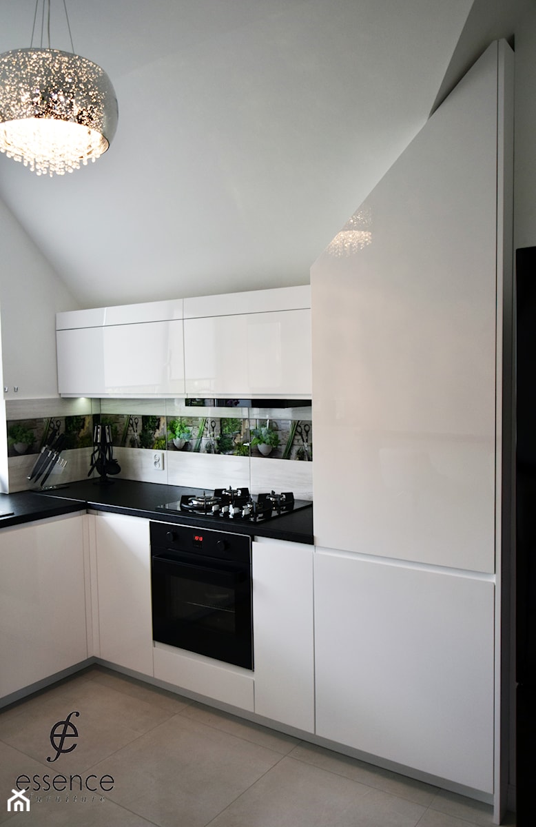 Kuchnia biało-czarna - Mała zamknięta z kamiennym blatem biała z zabudowaną lodówką kuchnia w kształcie litery l, styl nowoczesny - zdjęcie od ESENCJA MEBLE