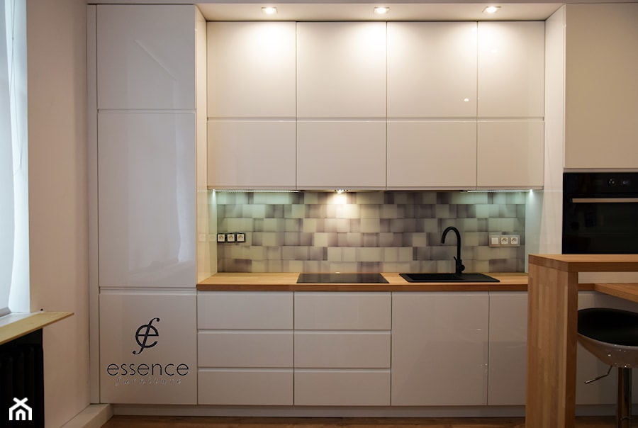 Kuchnia z lacobelem - Średnia zamknięta biała szara z zabudowaną lodówką z nablatowym zlewozmywakiem kuchnia jednorzędowa z oknem, styl skandynawski - zdjęcie od ESENCJA MEBLE