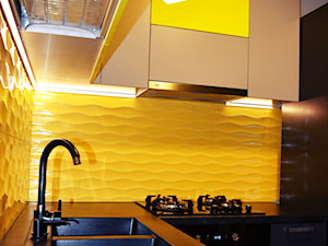 Kuchnia - Mała otwarta z kamiennym blatem czarna żółta z zabudowaną lodówką z nablatowym zlewozmywakiem kuchnia w kształcie litery l, styl nowoczesny - zdjęcie od ESENCJA MEBLE