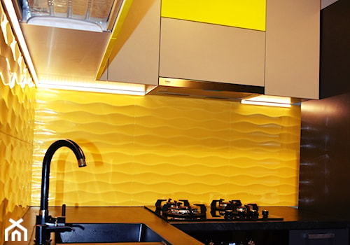 Kuchnia - Mała otwarta z kamiennym blatem czarna żółta z zabudowaną lodówką z nablatowym zlewozmywakiem kuchnia w kształcie litery l, styl nowoczesny - zdjęcie od ESENCJA MEBLE