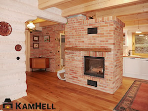 Kominek z cegły w domu z bali drewnianych - zdjęcie od KamHell ll salon firmowy Kratki ll Kominki Ustroń ll Wisła ll Skoczów