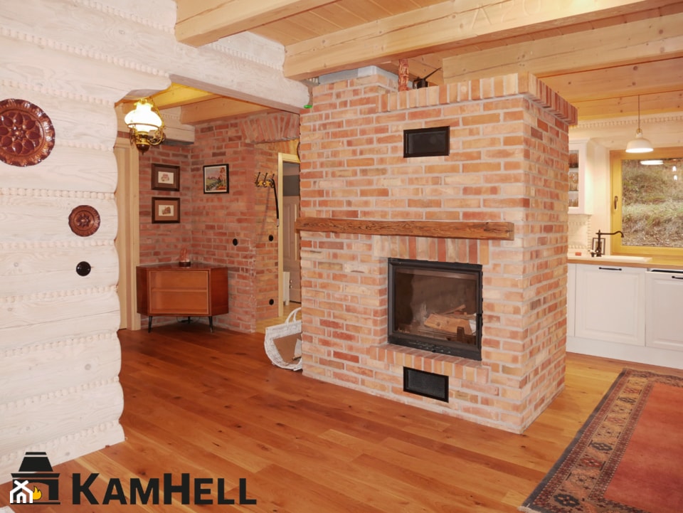 Kominek z cegły w domu z bali drewnianych - zdjęcie od KamHell ll salon firmowy Kratki - Homebook