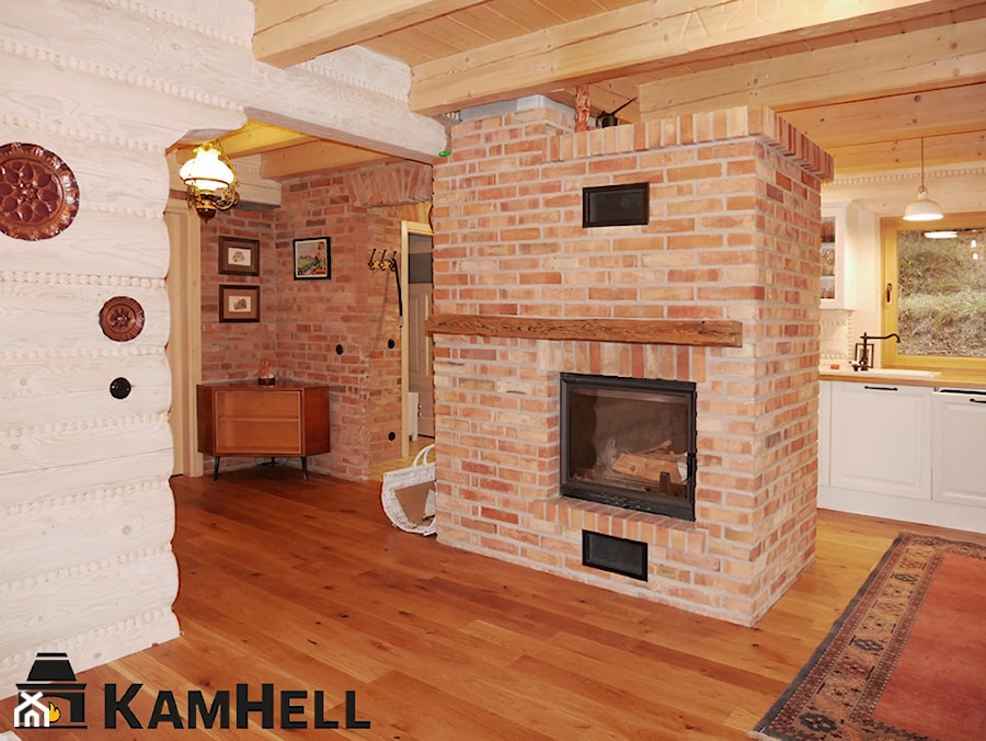 Kominek z cegły w domu z bali drewnianych - zdjęcie od KamHell ll salon firmowy Kratki