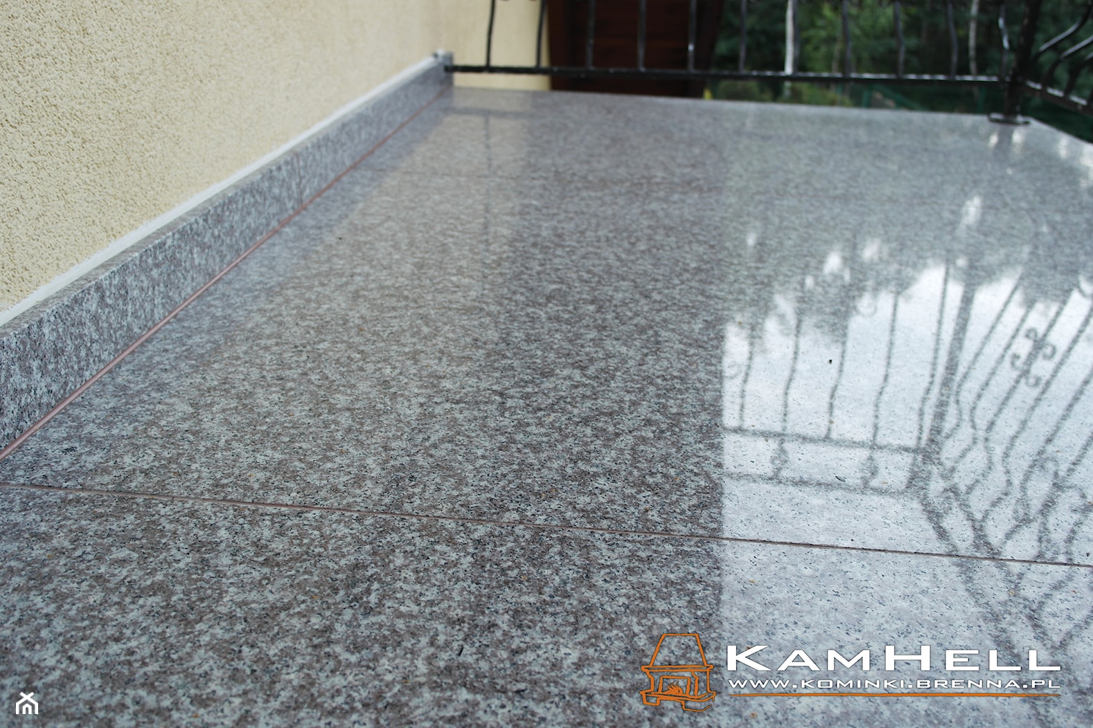 balkon z granitu - zdjęcie od KamHell ll salon firmowy Kratki - Homebook