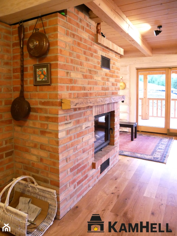 Kominek z cegły w domu z bali drewnianych - zdjęcie od KamHell ll salon firmowy Kratki - Homebook