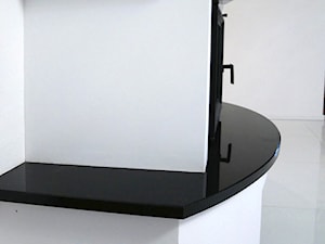 Kominek nowoczesny z granitem Nero Assoluto poler - zdjęcie od KamHell ll salon firmowy Kratki