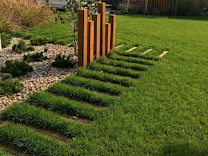 Ogród traw i inspirujących drewnianych dodatków - zdjęcie od OGRODY JPG