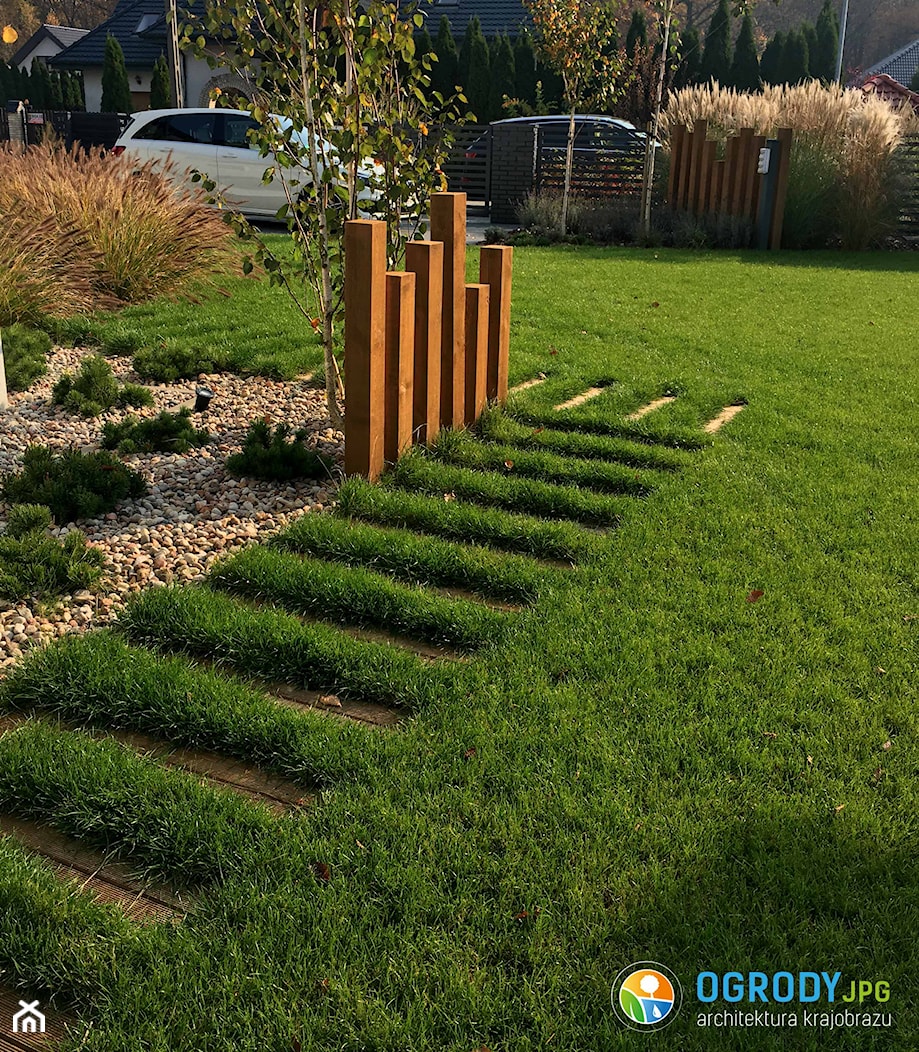 Ogród traw i inspirujących drewnianych dodatków - zdjęcie od OGRODY JPG - Homebook