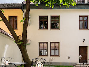 Apartamenty FRESCO w Krakowie - Średni z nawierzchnią pokrytą kostką brukową ogród za domem, styl t ... - zdjęcie od Mateusz Torbus / Fotograf
