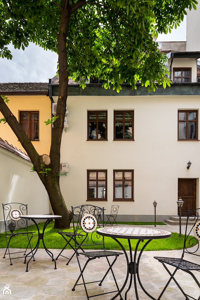 Apartamenty FRESCO w Krakowie - Średni z nawierzchnią pokrytą kostką brukową ogród za domem, styl tradycyjny - zdjęcie od Mateusz Torbus / Fotograf