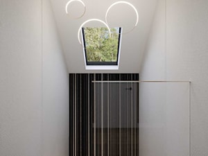 Eleganckie i przestronne wnętrze domu - Schody, styl nowoczesny - zdjęcie od DEZEEN ARCHITEKCI Natalia Pęcka