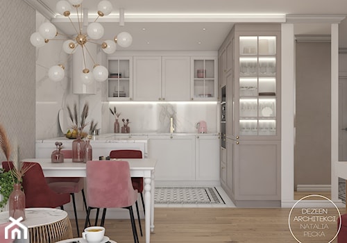 Pastelowe mieszkanie w stylu angielskim - Średnia otwarta z salonem biała szara z zabudowaną lodówką z podblatowym zlewozmywakiem kuchnia w kształcie litery g z marmurem nad blatem kuchennym, styl prowansalski - zdjęcie od DEZEEN ARCHITEKCI Natalia Pęcka