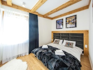 Apartament w Zakopanem - Średnia biała z panelami tapicerowanymi sypialnia, styl rustykalny - zdjęcie od Daniel Mąkosa