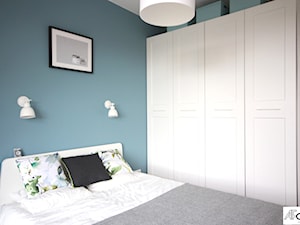 Mieszkanie na Zawadach w stylu skandynawskim - Mała niebieska szara sypialnia, styl skandynawski - zdjęcie od AFormA Architektura Wnętrz