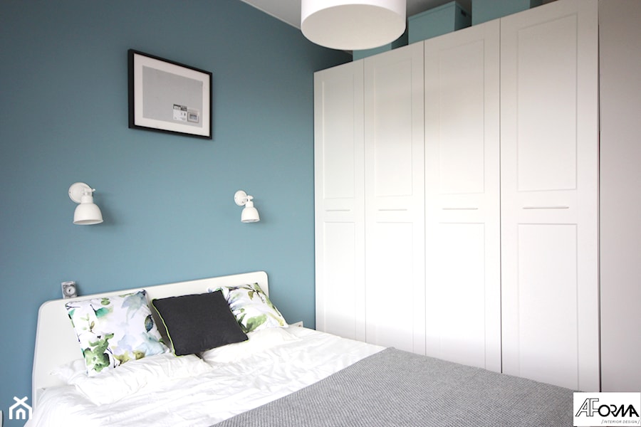 Mieszkanie na Zawadach w stylu skandynawskim - Mała niebieska szara sypialnia, styl skandynawski - zdjęcie od AFormA Architektura Wnętrz