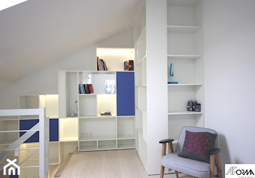 Mieszkanie w stylu skandynawskm - Mała biała sypialnia na poddaszu, styl skandynawski - zdjęcie od AFormA Architektura Wnętrz
