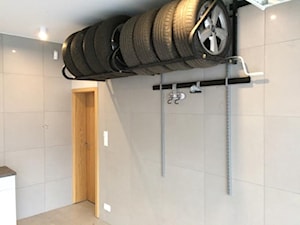 Insidegarage - stojak na koła zawieszony pod sufitem, wykorzystujący maksymalnie wolne powierzchnie w garażu. - zdjęcie od InsideGarage