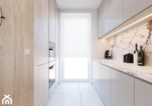Wygodny apartament dla rodziny 2+2 - Średnia otwarta biała z zabudowaną lodówką kuchnia dwurzędowa z oknem z kompozytem na ścianie nad blatem kuchennym, styl nowoczesny - zdjęcie od kaim.work