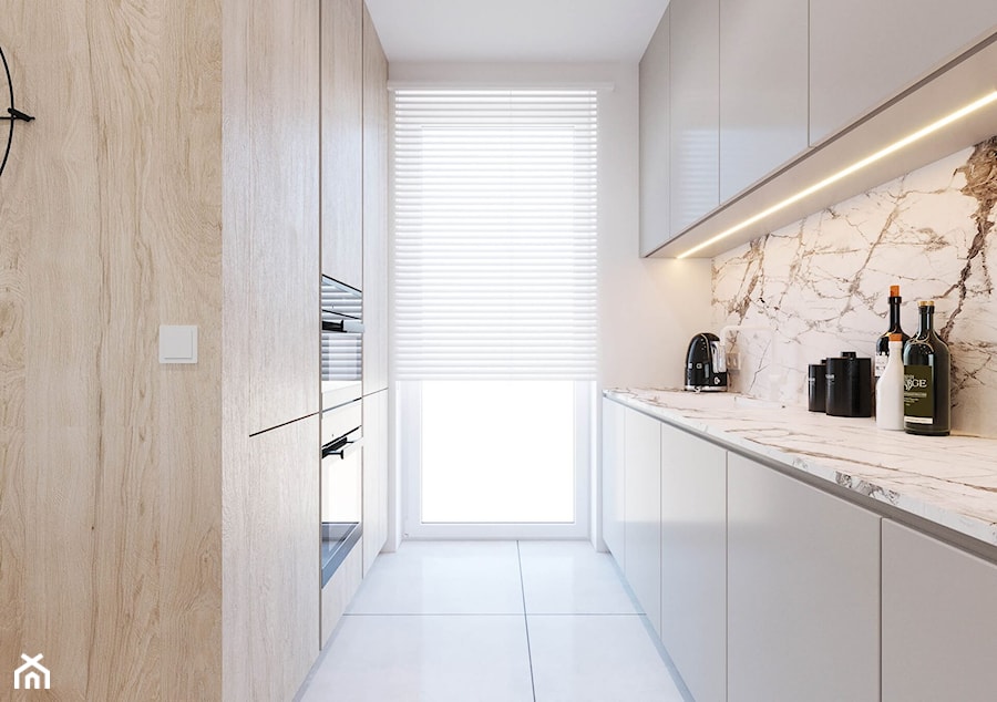 Wygodny apartament dla rodziny 2+2 - Średnia otwarta biała z zabudowaną lodówką kuchnia dwurzędowa z oknem z kompozytem na ścianie nad blatem kuchennym, styl nowoczesny - zdjęcie od kaim.work