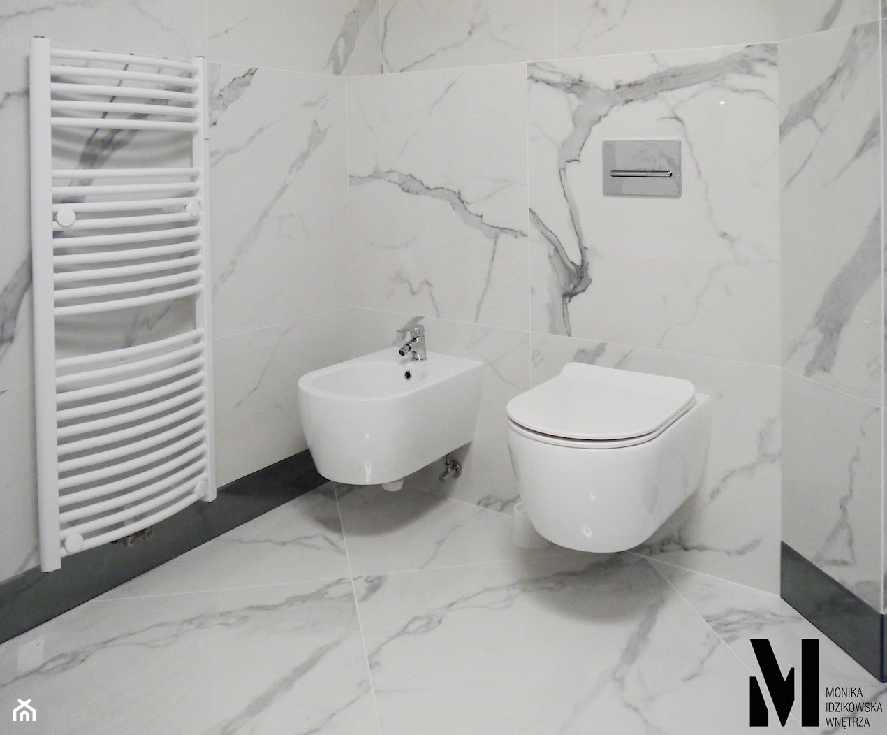 ALL IN WHITE - Mała z marmurową podłogą łazienka, styl minimalistyczny - zdjęcie od Monika Idzikowska Wnętrza - Homebook