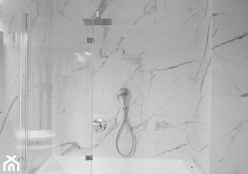ALL IN WHITE - Mała bez okna z marmurową podłogą łazienka, styl minimalistyczny - zdjęcie od Monika Idzikowska Wnętrza