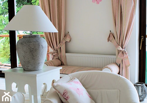 Apartament romantyczny - Mały szary salon, styl tradycyjny - zdjęcie od Aleksandra Bronszewska