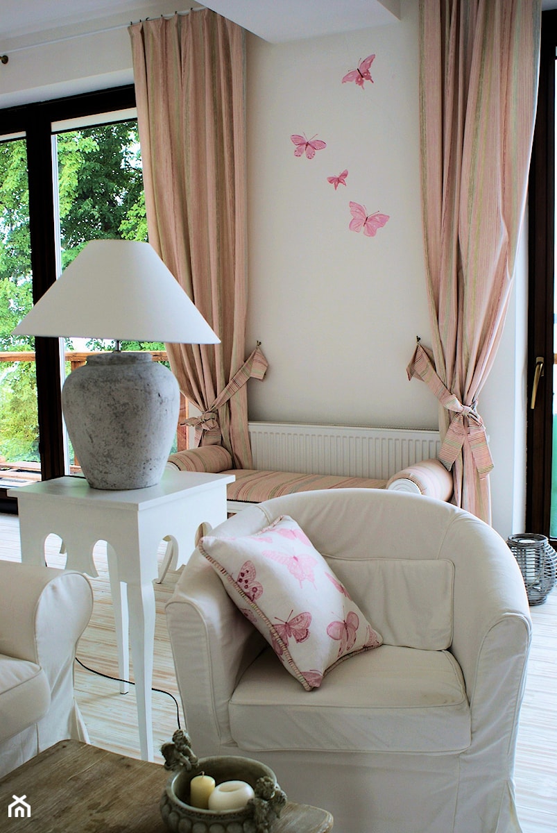 Apartament romantyczny - Mały szary salon, styl tradycyjny - zdjęcie od Aleksandra Bronszewska