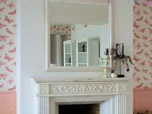 Apartament romantyczny - Mały biały różowy salon, styl tradycyjny - zdjęcie od Aleksandra Bronszewska