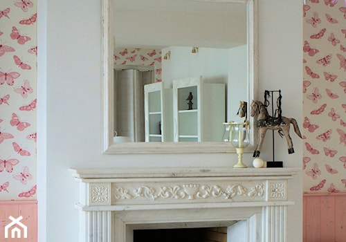 Apartament romantyczny - Mały biały różowy salon, styl tradycyjny - zdjęcie od Aleksandra Bronszewska