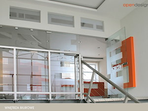 opendesignstudio - Średnie z zabudowanym biurkiem białe biuro, styl nowoczesny - zdjęcie od opendesignstudio