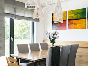 Dom w Bugaju - Średnia biała jadalnia jako osobne pomieszczenie, styl nowoczesny - zdjęcie od Pracownia Projektowa Małgorzata Roszczewska