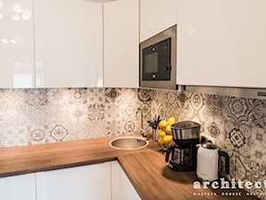 Biała kuchnia + patchworkowe płytki. - zdjęcie od architecto