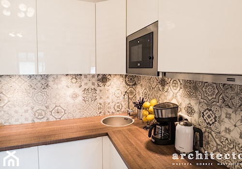 Biała kuchnia + patchworkowe płytki. - zdjęcie od architecto