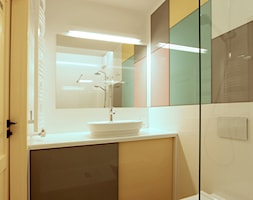 Mieszkanie pod wynajem, Oliwa - realizacja - Mała bez okna z lustrem z punktowym oświetleniem łazien ... - zdjęcie od JEDNA DRUGA - Homebook