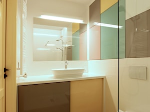 Mieszkanie pod wynajem, Oliwa - realizacja - Mała bez okna z lustrem z punktowym oświetleniem łazienka, styl nowoczesny - zdjęcie od JEDNA DRUGA