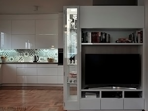 Mieszkanie, Nowe Ogrody - realizacja - Biały salon z kuchnią z barkiem z bibiloteczką, styl nowoczesny - zdjęcie od JEDNA DRUGA