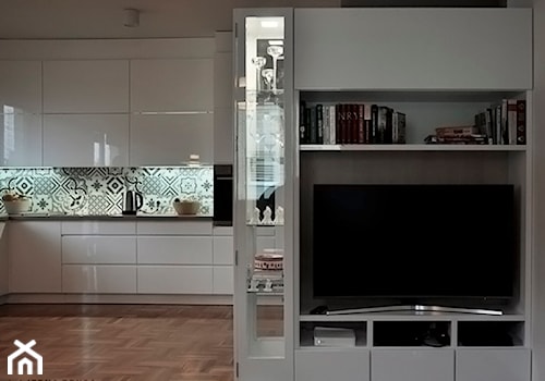 Mieszkanie, Nowe Ogrody - realizacja - Biały salon z kuchnią z barkiem z bibiloteczką, styl nowoczesny - zdjęcie od JEDNA DRUGA