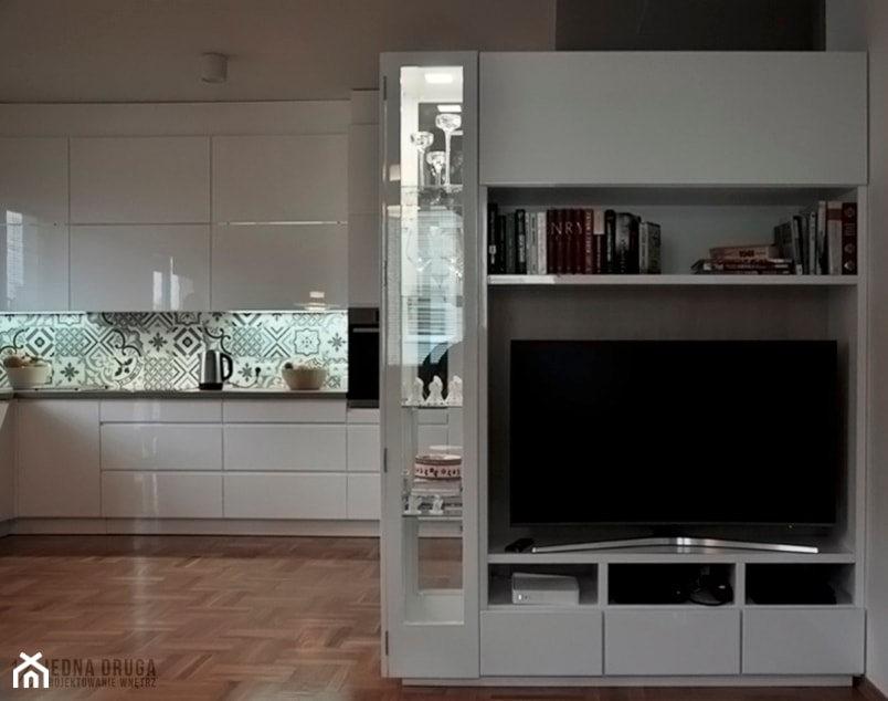 Mieszkanie, Nowe Ogrody - realizacja - Biały salon z kuchnią z barkiem z bibiloteczką, styl nowoczesny - zdjęcie od JEDNA DRUGA - Homebook