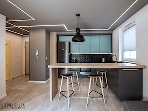 Mieszkanie pod wynajem, Oliwa - realizacja - Mały biały szary salon z kuchnią z jadalnią, styl nowoczesny - zdjęcie od JEDNA DRUGA